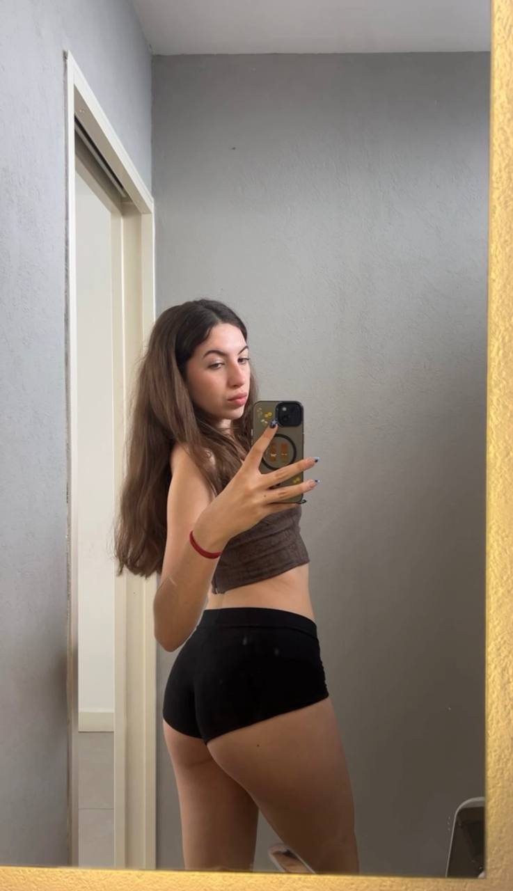 Amber in her underwear in Anandeua