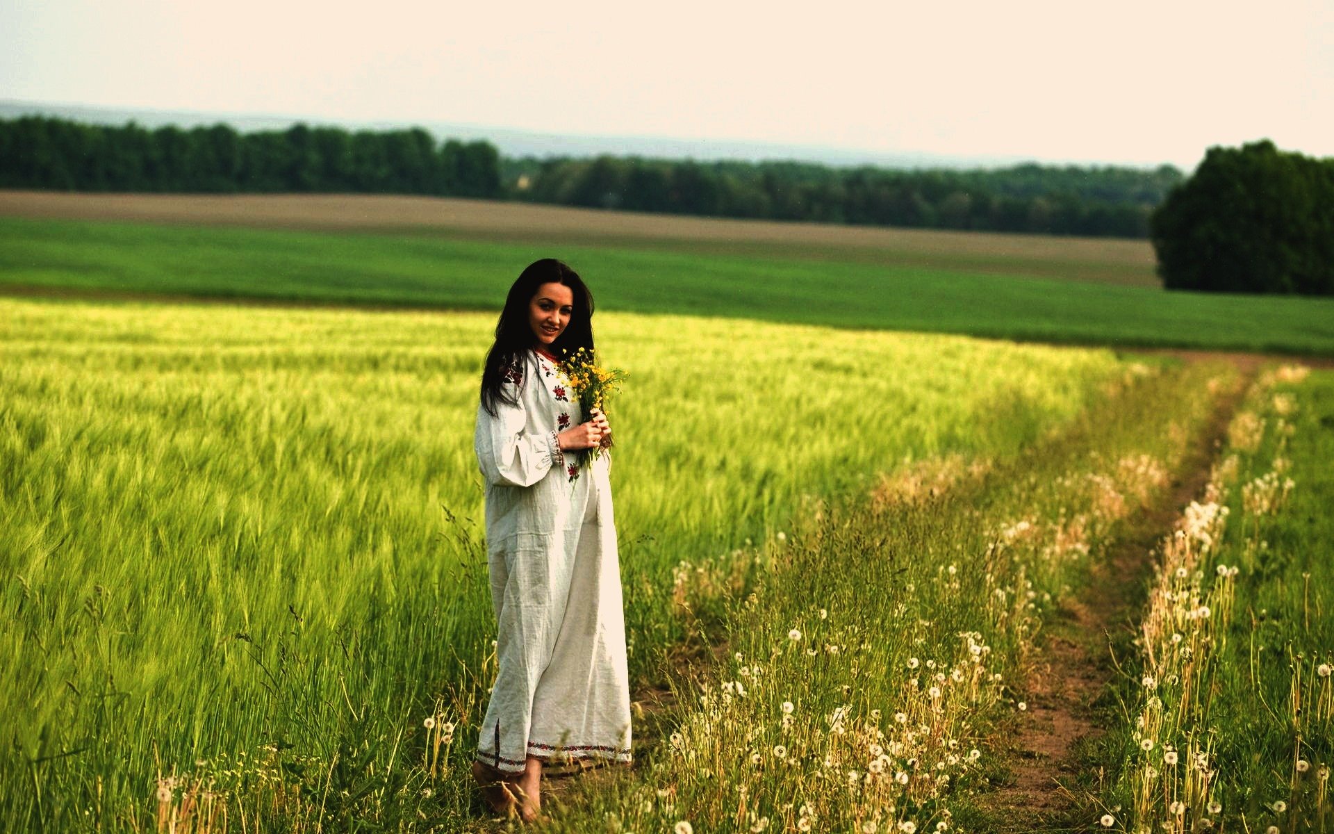 Women in Slavic costumes in Anandeua