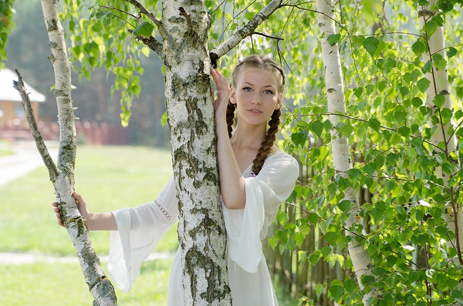 Women in Slavic costumes in Anandeua