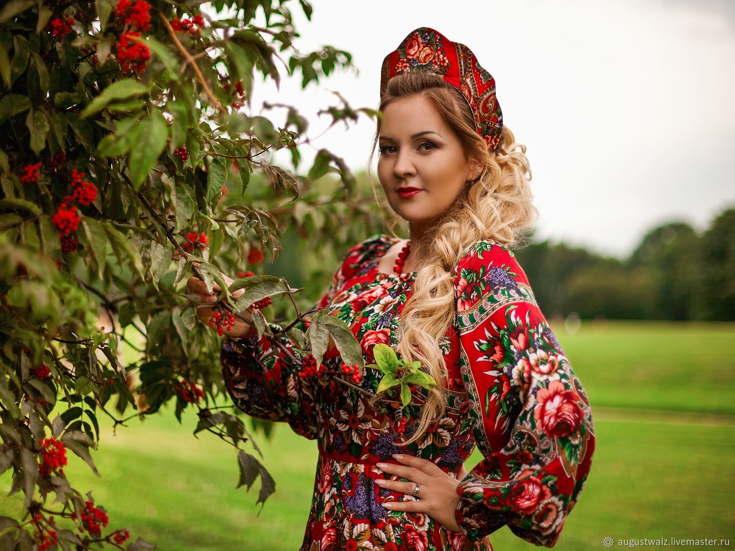 Women in Slavic costumes in Anandeua