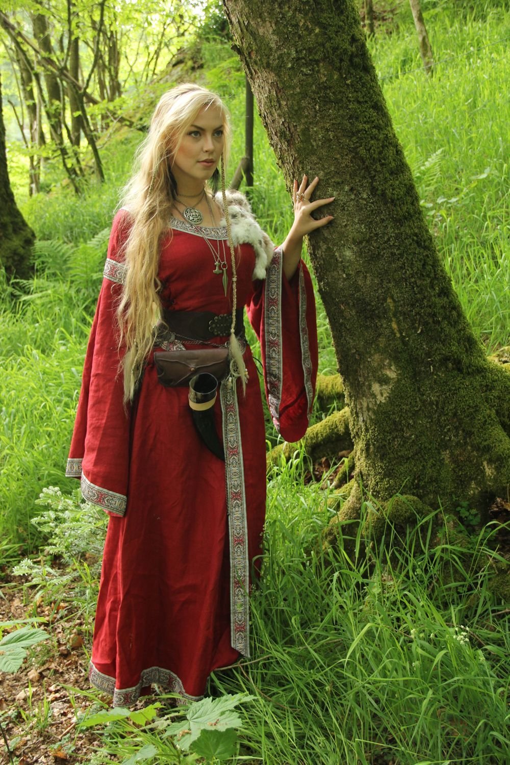 Women in Slavic costumes in Anandeua
