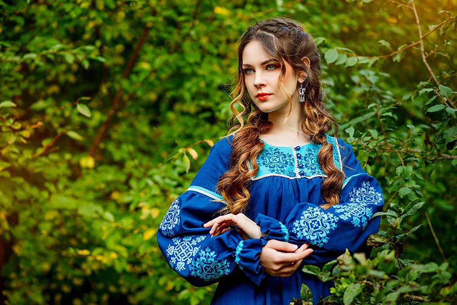 Sexy photo Women in Slavic costumes in Anandeua
