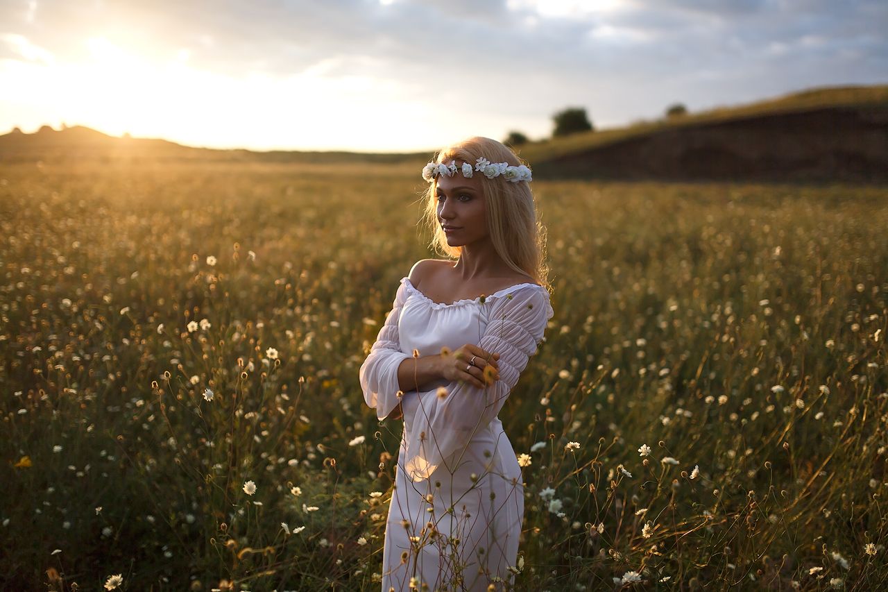 Girls in Slavic costumes in Anandeua