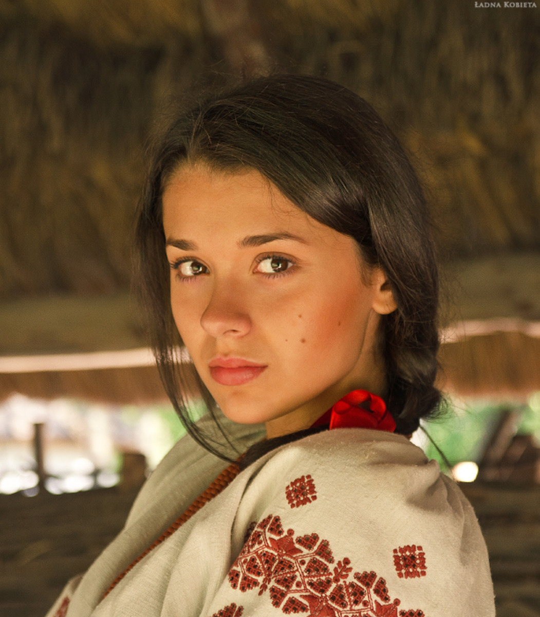 Girls in Slavic costumes in Anandeua