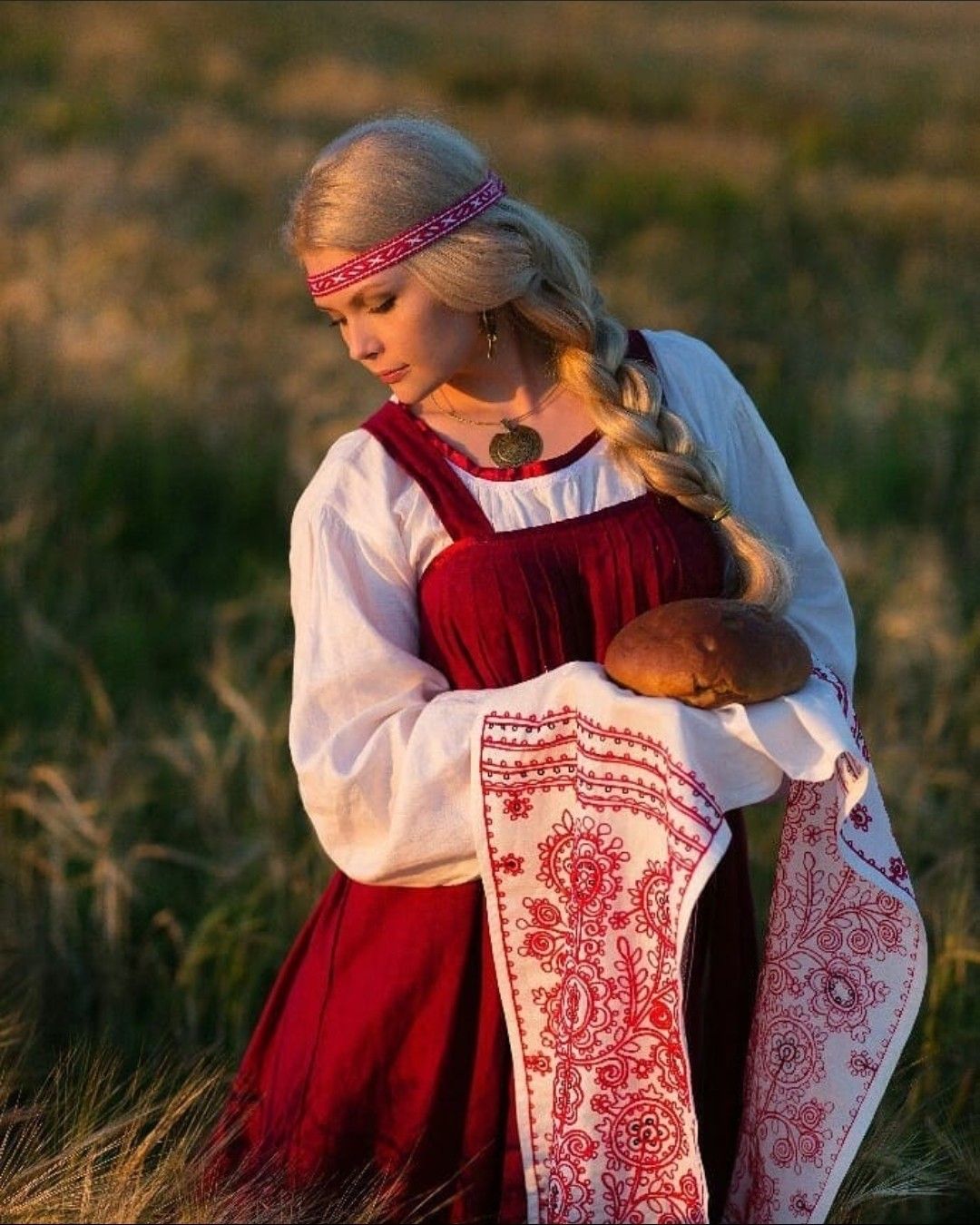 Girls in Slavic costumes in Anandeua