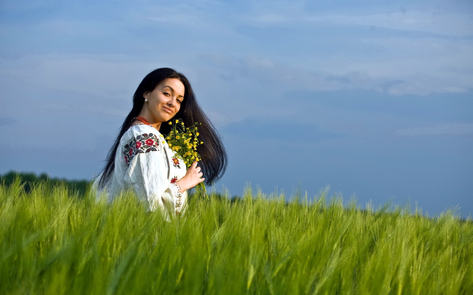 Girls in Slavic costumes in Anandeua