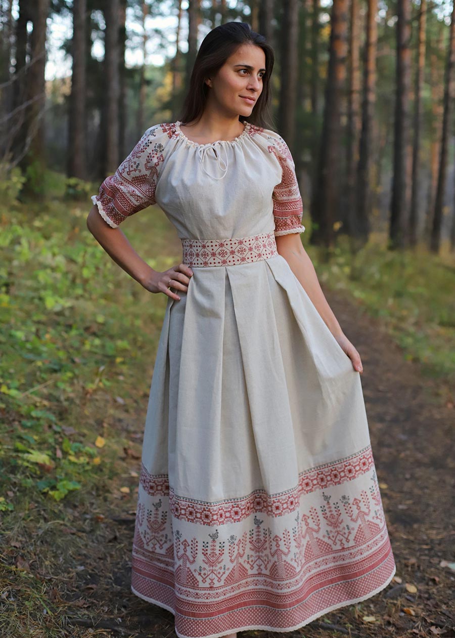 Girls in Slavic costumes in Anandeua