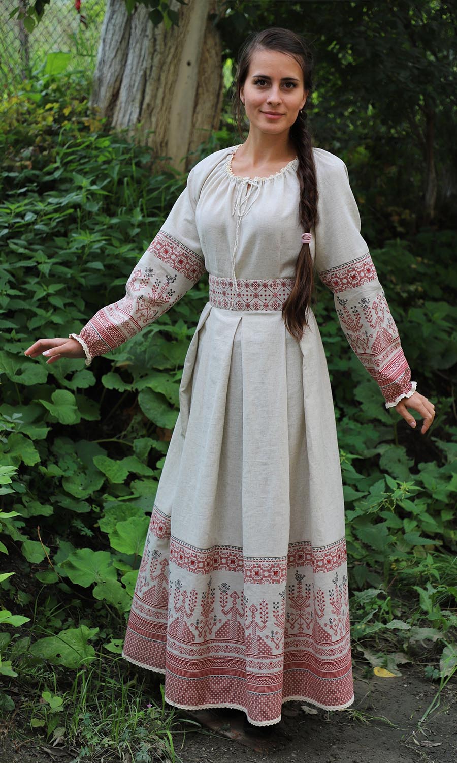 Girls in Slavic costumes in Anandeua