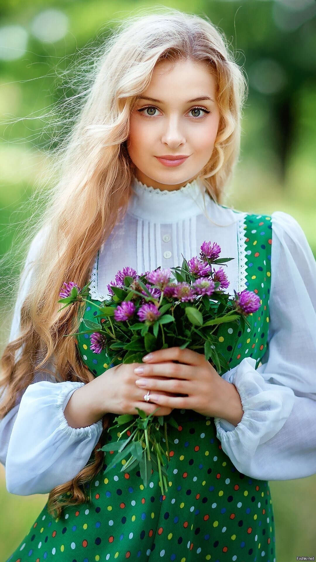 Girls in Slavic costumes in Anandeua