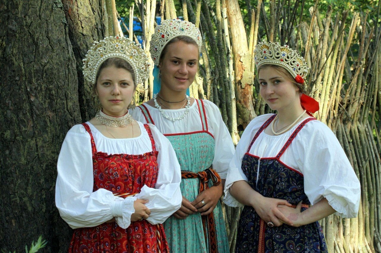 Sexy model Girls in Slavic costumes in Anandeua
